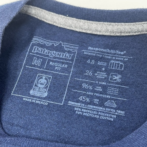 Patagonia Men's Size Medium Line Logo Ridge Pocket Responsibili-Tee Navy Blue - Picture 5 of 6